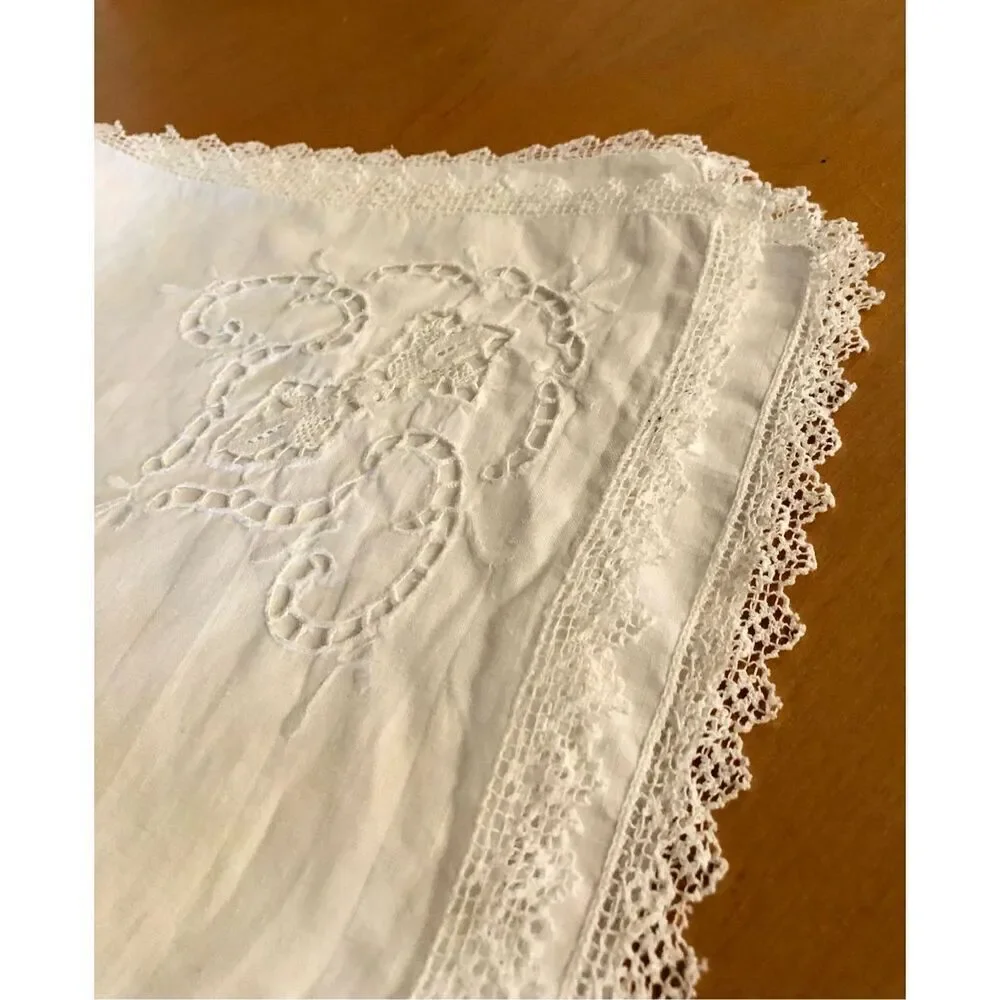 Set of 6 Vintage White Cotton Dinner Napkins w lace cutout details—17” Square